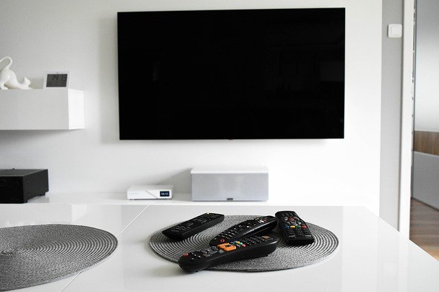 Ściana z telewizorem – jak zaaranżować salon?